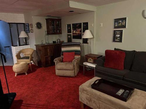 25566 Highway 42, Rural Red Deer County, AB - Indoor Photo Showing Living Room