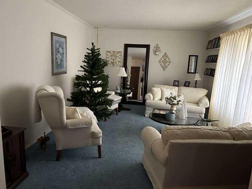 25566 Highway 42, Rural Red Deer County, AB - Indoor Photo Showing Living Room