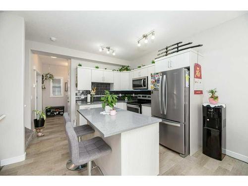 107-148 Vanier Drive, Red Deer, AB - Indoor Photo Showing Kitchen