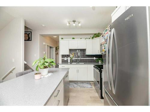 107-148 Vanier Drive, Red Deer, AB - Indoor Photo Showing Kitchen