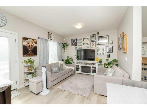 107-148 Vanier Drive, Red Deer, AB - Indoor Photo Showing Living Room