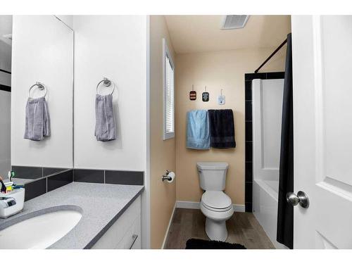 107-148 Vanier Drive, Red Deer, AB - Indoor Photo Showing Bathroom