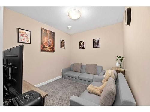 107-148 Vanier Drive, Red Deer, AB - Indoor Photo Showing Living Room