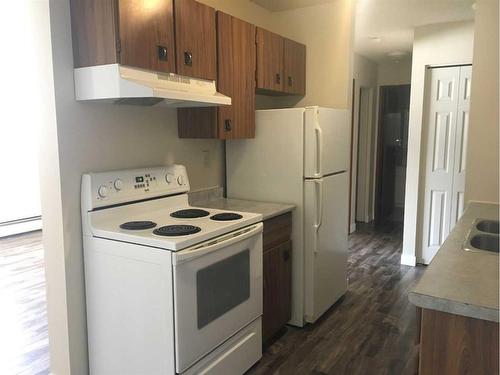 105-4714A 55 Street, Red Deer, AB - Indoor Photo Showing Kitchen