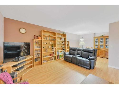 364-5140 62 Street, Red Deer, AB - Indoor Photo Showing Living Room