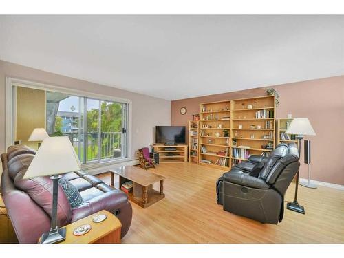 364-5140 62 Street, Red Deer, AB - Indoor Photo Showing Living Room