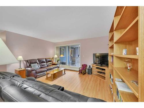 364-5140 62 Street, Red Deer, AB - Indoor Photo Showing Living Room