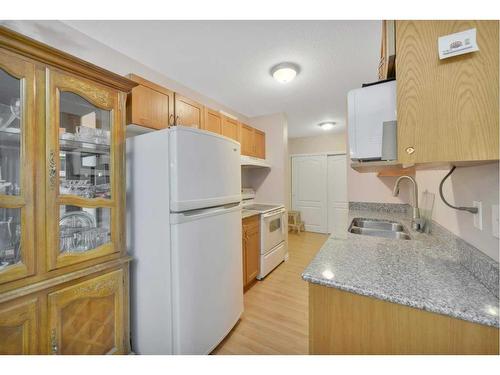 364-5140 62 Street, Red Deer, AB - Indoor Photo Showing Kitchen With Double Sink