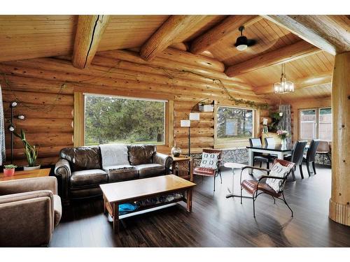 40419 Highway 20, Rural Lacombe County, AB - Indoor Photo Showing Living Room