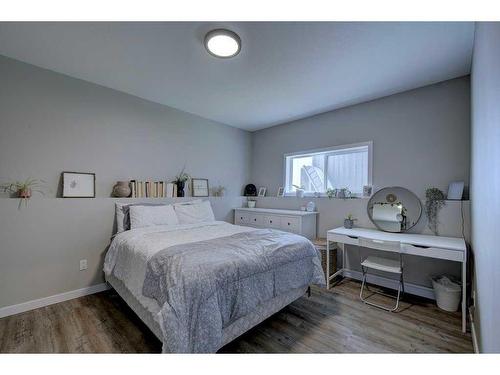 55 Henderson Crescent, Penhold, AB - Indoor Photo Showing Bedroom