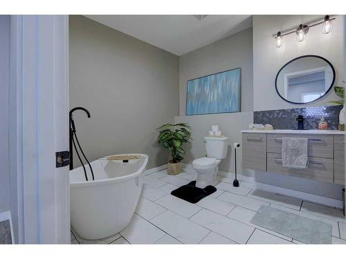 55 Henderson Crescent, Penhold, AB - Indoor Photo Showing Bathroom