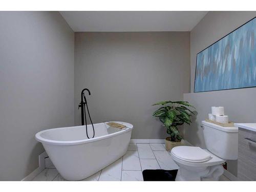 55 Henderson Crescent, Penhold, AB - Indoor Photo Showing Bathroom