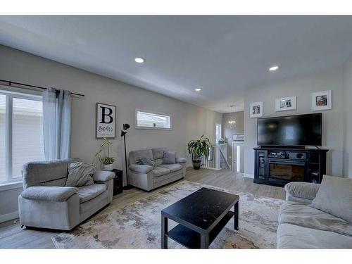 55 Henderson Crescent, Penhold, AB - Indoor Photo Showing Living Room