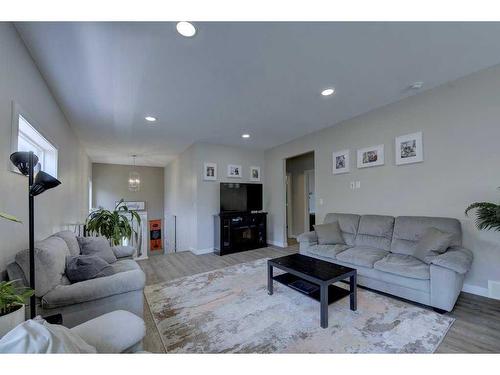 55 Henderson Crescent, Penhold, AB - Indoor Photo Showing Living Room