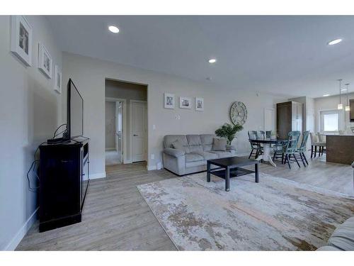 55 Henderson Crescent, Penhold, AB - Indoor Photo Showing Living Room