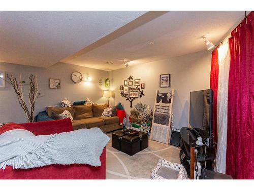 97 Card Crescent, Red Deer, AB - Indoor Photo Showing Living Room