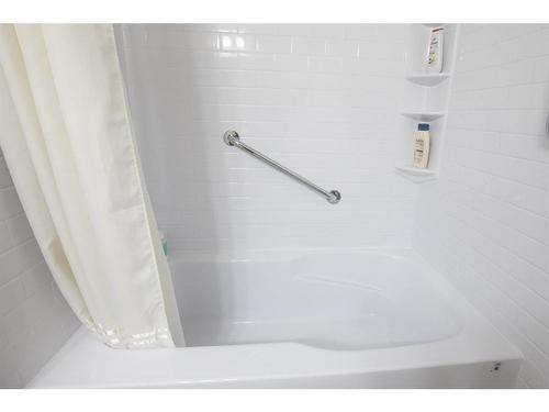 128-6 Michener Boulevard, Red Deer, AB - Indoor Photo Showing Bathroom