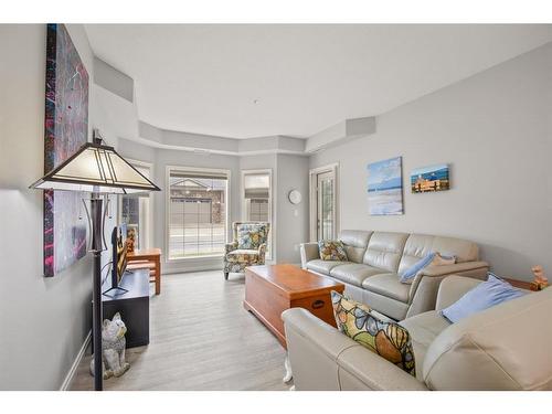 128-6 Michener Boulevard, Red Deer, AB - Indoor Photo Showing Living Room