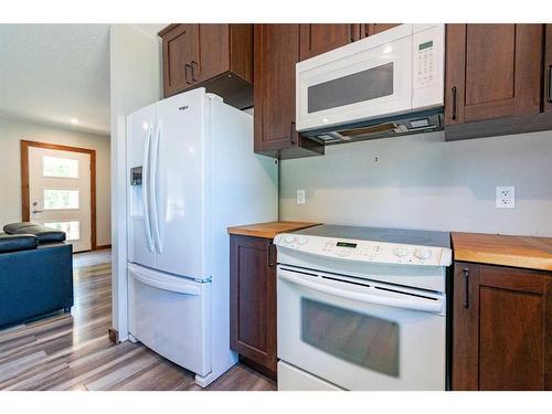 4302 50 Avenue, Stettler, AB - Indoor Photo Showing Kitchen