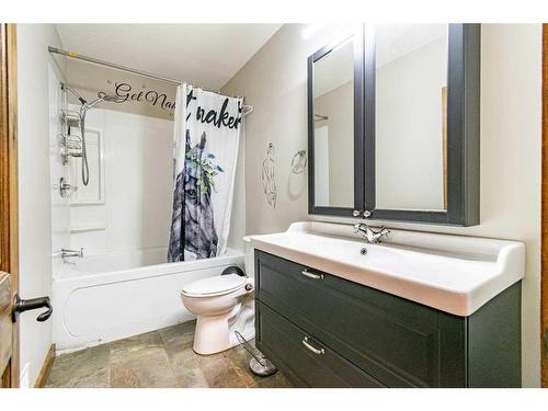 4302 50 Avenue, Stettler, AB - Indoor Photo Showing Bathroom