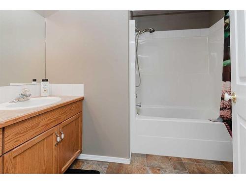 25 Kerry Wood Mews, Red Deer, AB - Indoor Photo Showing Bathroom