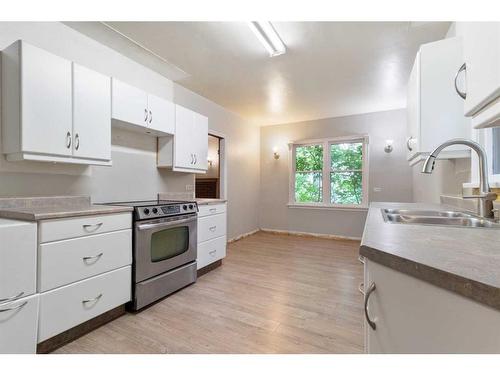 5305 48 Ave, Wetaskiwin, AB - Indoor Photo Showing Kitchen With Double Sink