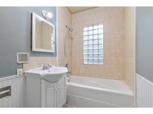 5305 48 Ave, Wetaskiwin, AB - Indoor Photo Showing Bathroom