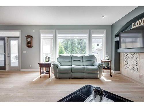 39 Daniel Crescent, Red Deer, AB - Indoor Photo Showing Living Room