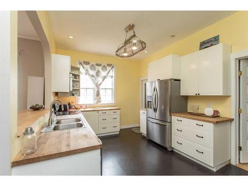 5319 51 Avenue, Lacombe, AB - Indoor Photo Showing Kitchen With Double Sink