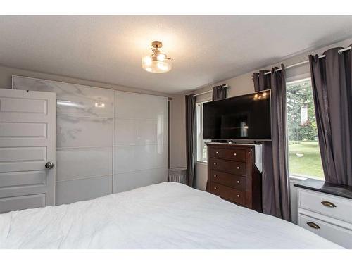 5319 51 Avenue, Lacombe, AB - Indoor Photo Showing Bedroom