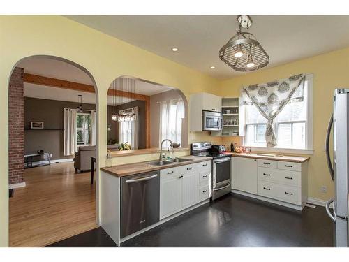 5319 51 Avenue, Lacombe, AB - Indoor Photo Showing Kitchen With Double Sink