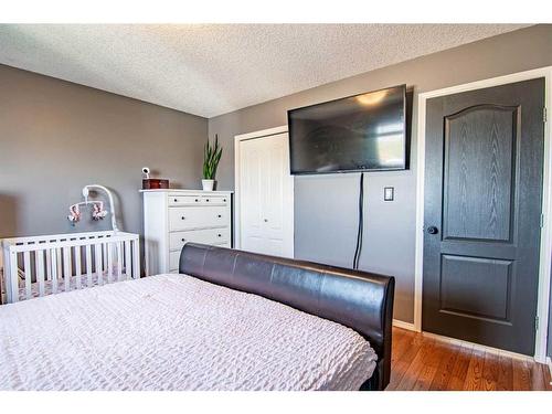 132 Oswald Close, Red Deer, AB - Indoor Photo Showing Bedroom