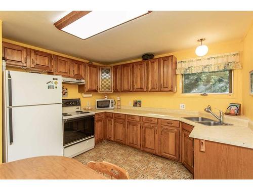 224-41124 Range Road 282 Range, Gull Lake, AB - Indoor Photo Showing Kitchen With Double Sink