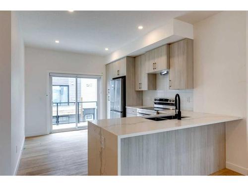 16-903 Mahogany Boulevard Se, Calgary, AB - Indoor Photo Showing Kitchen