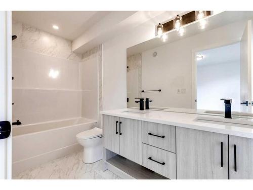 16-903 Mahogany Boulevard Se, Calgary, AB - Indoor Photo Showing Bathroom