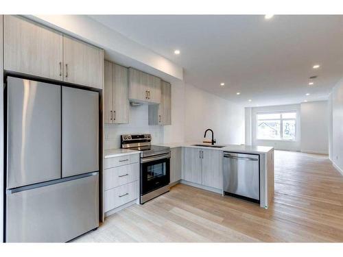 16-903 Mahogany Boulevard Se, Calgary, AB - Indoor Photo Showing Kitchen