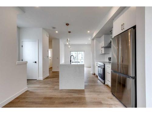 16-903 Mahogany Boulevard Se, Calgary, AB - Indoor Photo Showing Kitchen