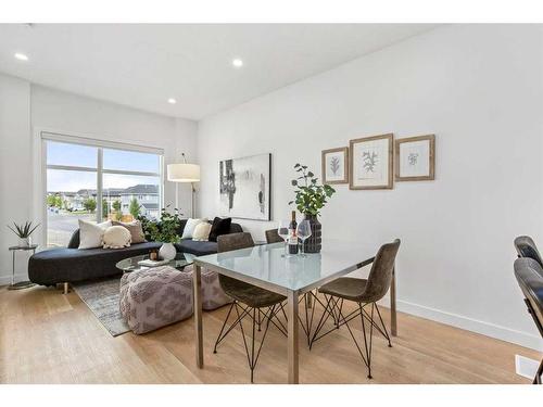 14-903 Mahogany Boulevard Se, Calgary, AB - Indoor Photo Showing Living Room