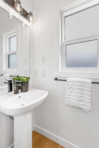 14-903 Mahogany Boulevard Se, Calgary, AB - Indoor Photo Showing Bathroom