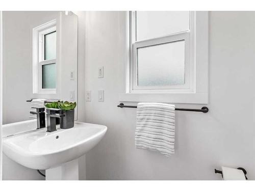 14-903 Mahogany Boulevard Se, Calgary, AB - Indoor Photo Showing Bathroom