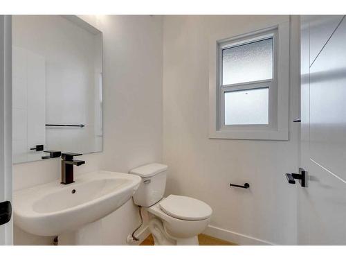 14-903 Mahogany Boulevard Se, Calgary, AB - Indoor Photo Showing Bathroom