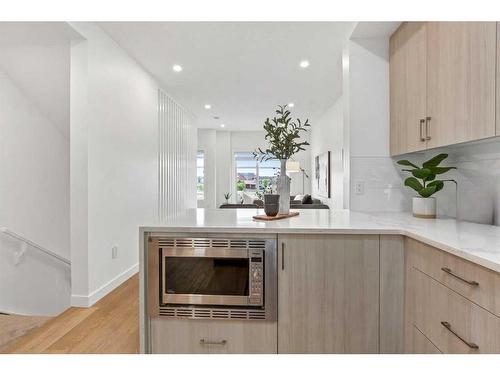 14-903 Mahogany Boulevard Se, Calgary, AB - Indoor Photo Showing Kitchen