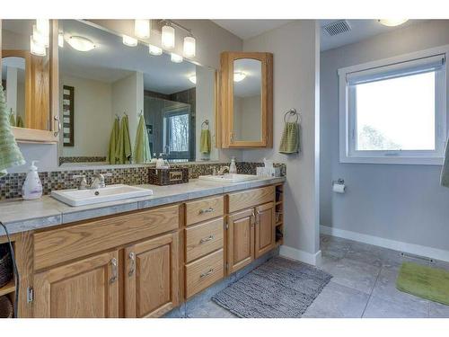 38444  270 Range Road, Rural Red Deer County, AB - Indoor Photo Showing Bathroom