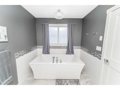 75 Valli Close, Sylvan Lake, AB - Indoor Photo Showing Bathroom