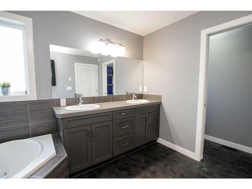 121 Traptow Close, Red Deer, AB - Indoor Photo Showing Bathroom