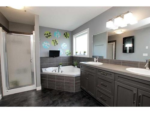 121 Traptow Close, Red Deer, AB - Indoor Photo Showing Bathroom