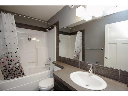 121 Traptow Close, Red Deer, AB - Indoor Photo Showing Bathroom