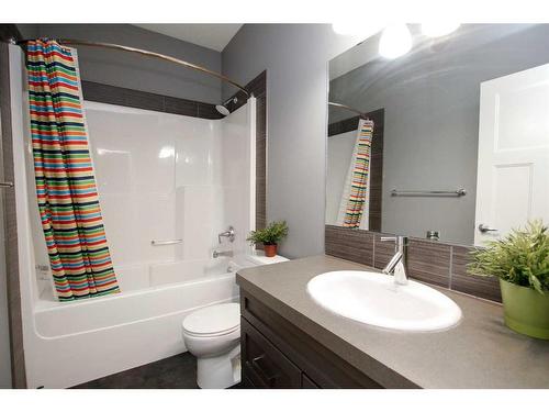 121 Traptow Close, Red Deer, AB - Indoor Photo Showing Bathroom