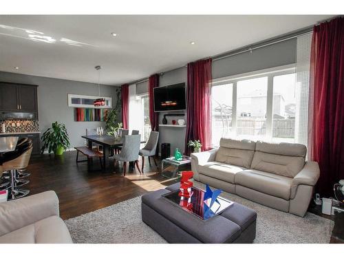 121 Traptow Close, Red Deer, AB - Indoor Photo Showing Living Room