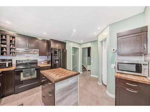 3511 33 Street Se, Calgary, AB - Indoor Photo Showing Kitchen